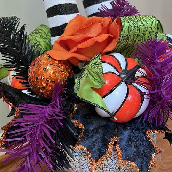 NWOT HALLOWEEN WITCH LEGS CENTERPIECE - Picture 14 of 14